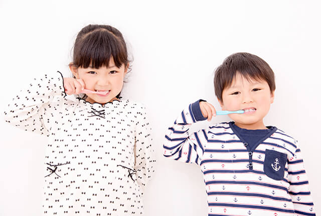 歯みがきを行う女の子と男の子