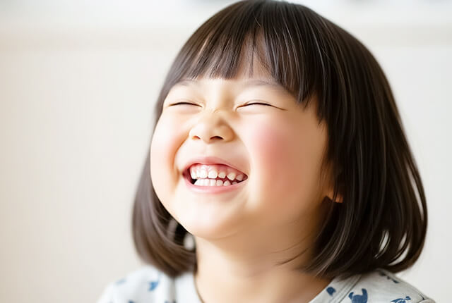 歯を見せて笑う女の子